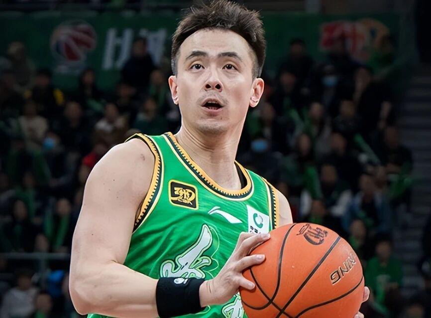 爱游戏体育登录入口-辽宁男篮赵继伟引球迷不满，广东前功勋外援再就业，四川官宣换帅